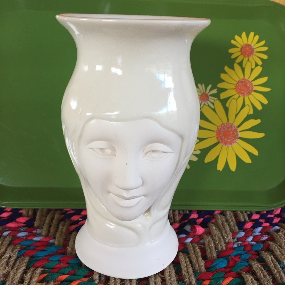 Pretty Face Vase - Picture 2 of 9